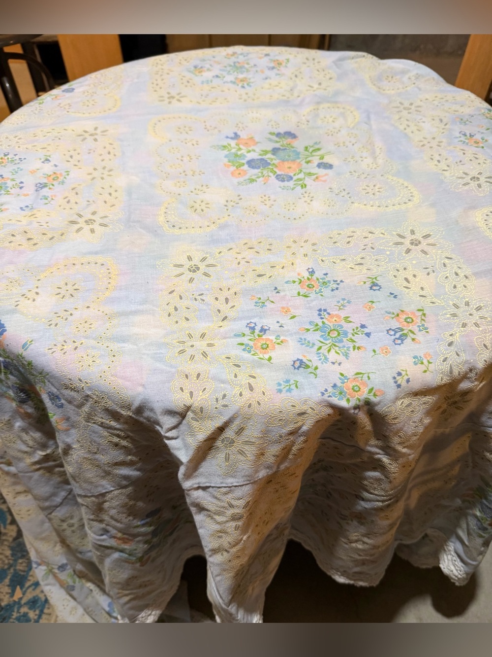 Vintage Floral Tablecloth With Lace Pattern - Picture 3 of 8